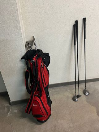 Bolsa de golf roja con palos