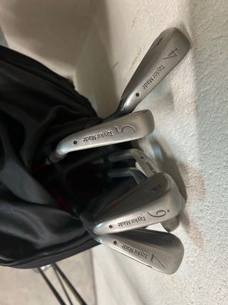 Bolsa de golf roja con palos