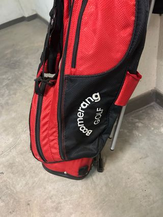 Bolsa de golf roja con palos