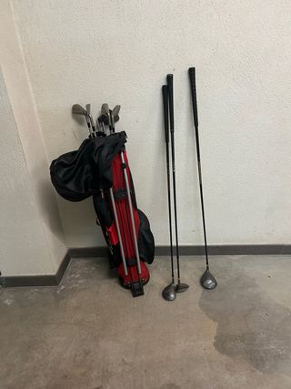 Bolsa de golf roja con palos