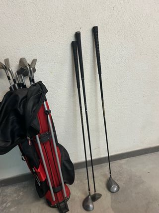 Bolsa de golf roja con palos