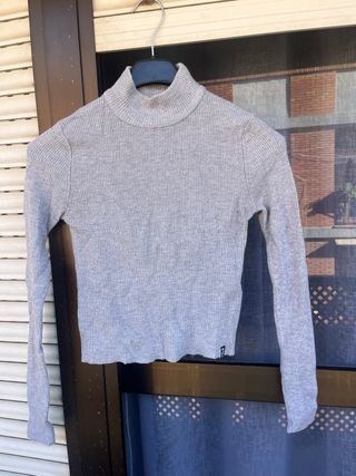 Jersey de punto gris cuello alto