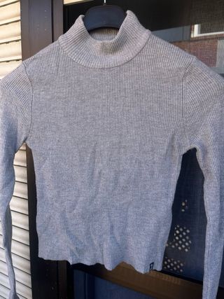 Jersey de punto gris cuello alto
