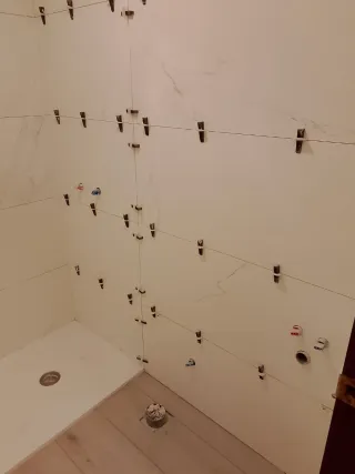 REFORMAS • ALBAÑILES • FONTANEROS • ELECTRICISTAS