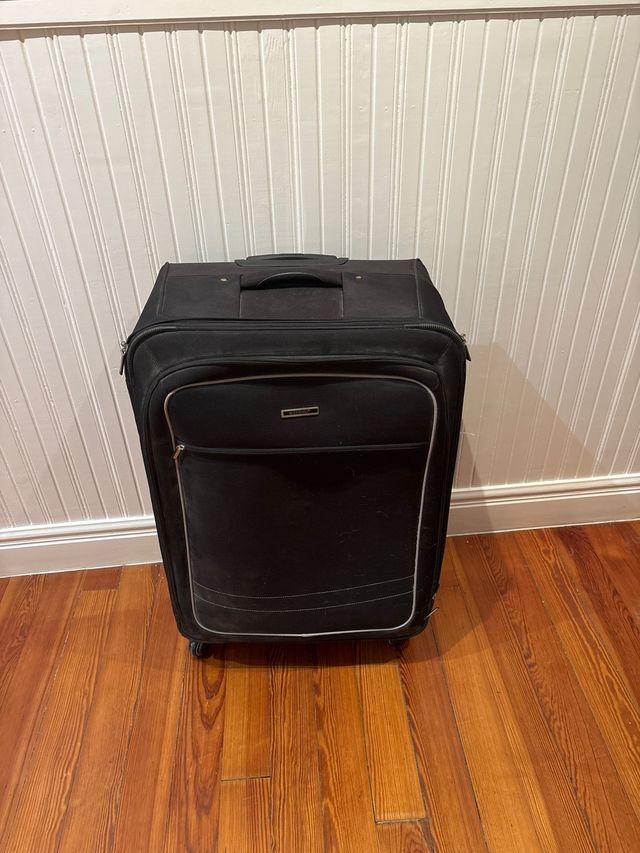 Maleta de viaje negra. Tamaño muy grande.