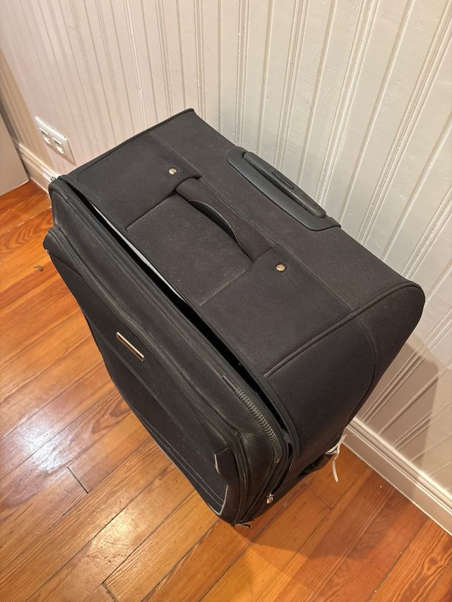 Maleta de viaje negra. Tamaño muy grande.