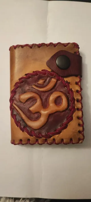 Cartera de cuero de piel de ternera con simbolo Om