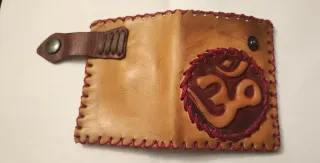 Cartera de cuero de piel de ternera con simbolo Om