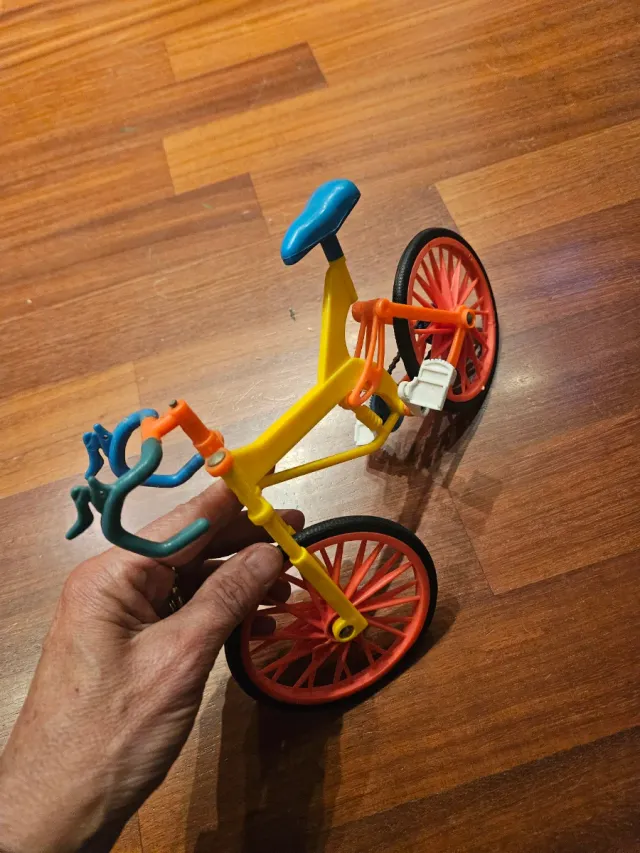 Bicicletta Barbie con ruote arancioni