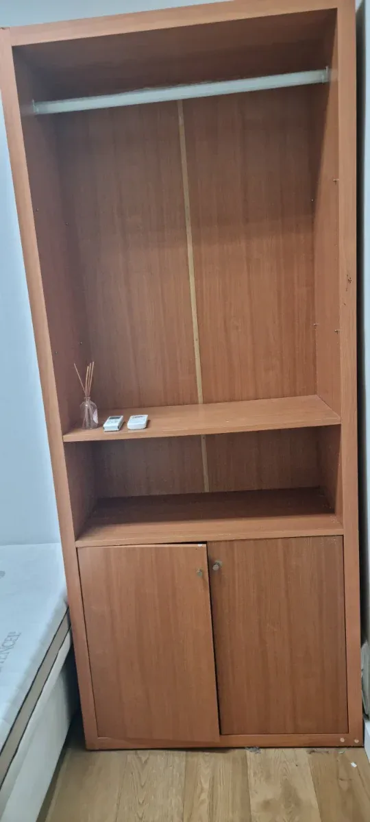 Armario de madera marrón