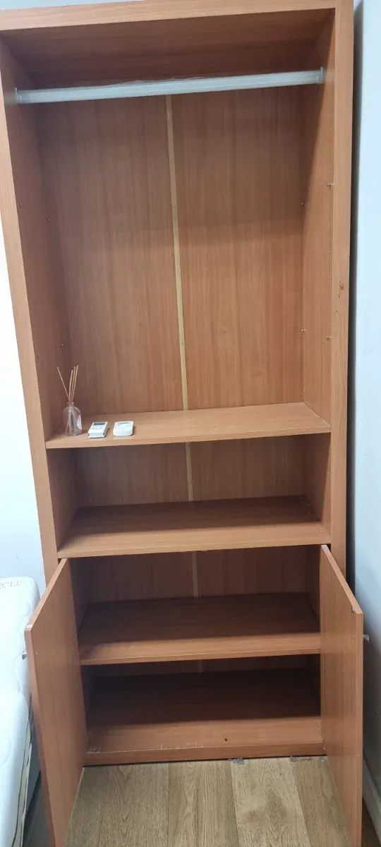 Armario de madera marrón