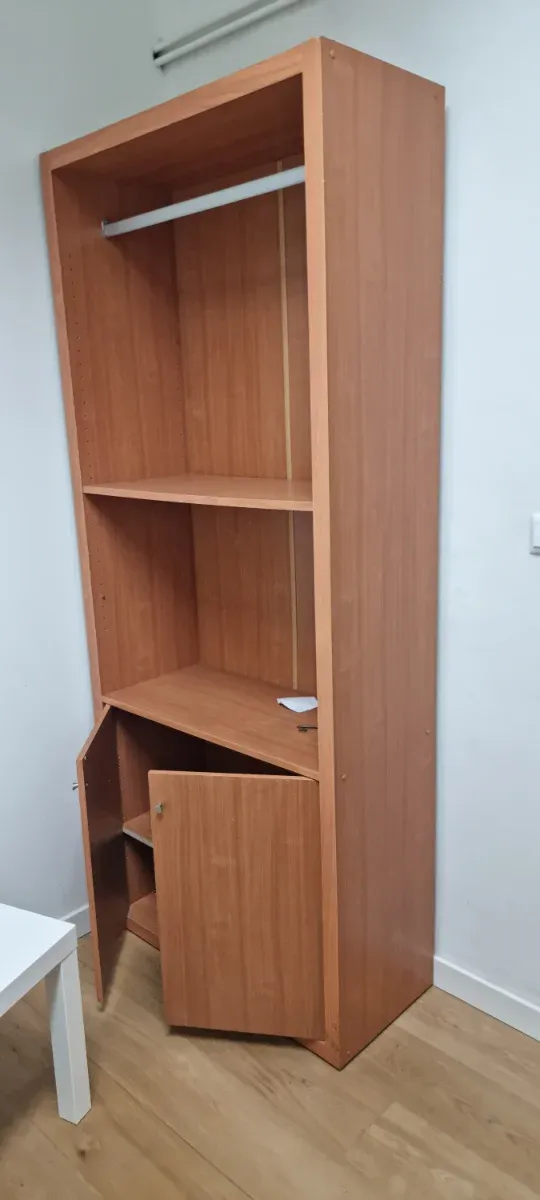 Armario de madera marrón