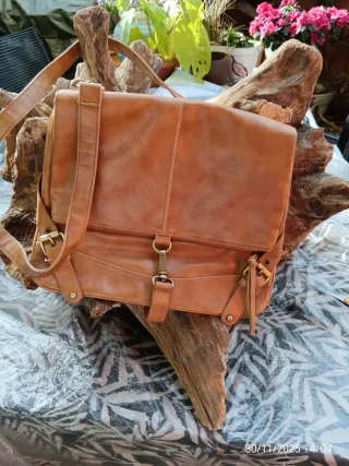 Bolso de cuero color mostaza