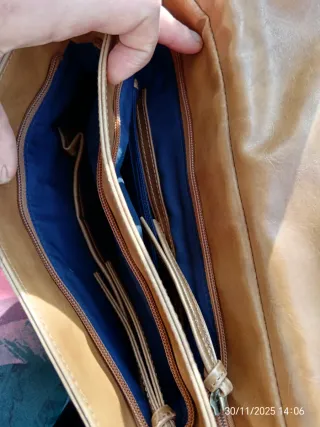 Bolso de cuero color mostaza