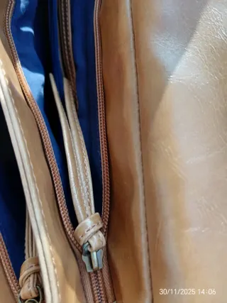 Bolso de cuero color mostaza