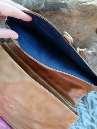 Bolso de cuero color mostaza