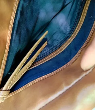 Bolso de cuero color mostaza