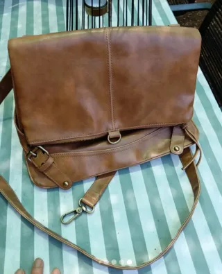 Bolso de cuero color mostaza