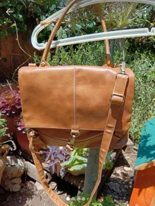 Bolso de cuero color mostaza