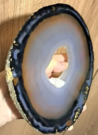 Fetta di agata con cristallo e bordatura