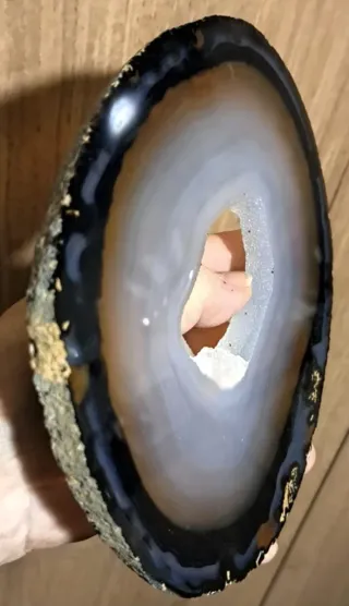 Fetta di agata con cristallo e bordatura