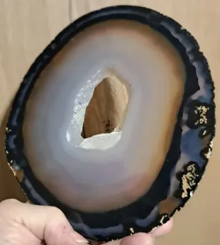 Fetta di agata con cristallo e bordatura