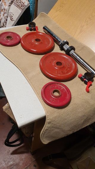 Juego de pesas con discos rojos