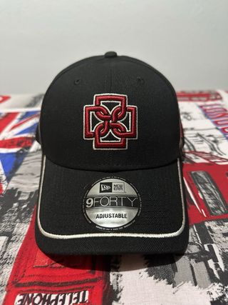 Gorra New Era Negra y Roja