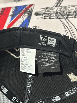 Gorra New Era Negra y Roja