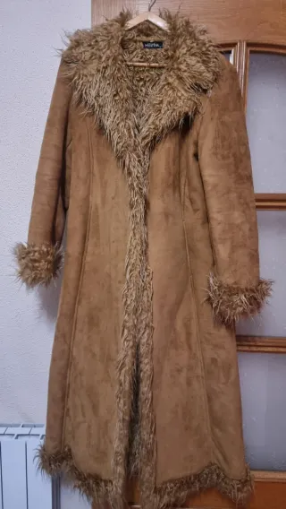 Abrigo largo marrón con pelo