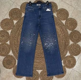 Vaqueros azules con brillos plateados