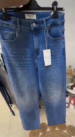 Vaqueros azules con brillos plateados