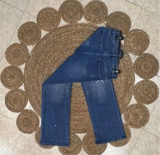 Vaqueros azules con brillos plateados