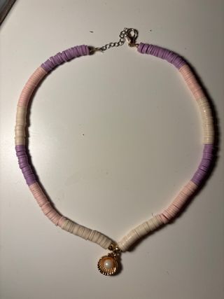 Collar de cuentas con colgante de concha