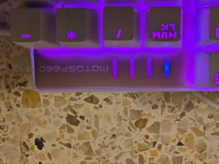 Teclado Gaming Motospeed rosa y blanco