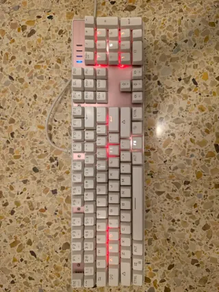 Teclado Gaming Motospeed rosa y blanco