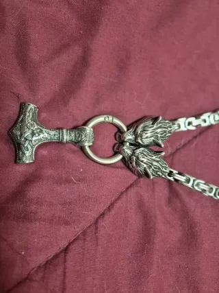 Collar Martillo de Thor con lobos