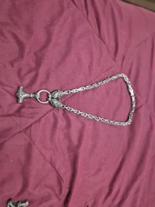 Collar Martillo de Thor con lobos