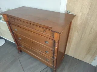 Cómoda antigua de madera