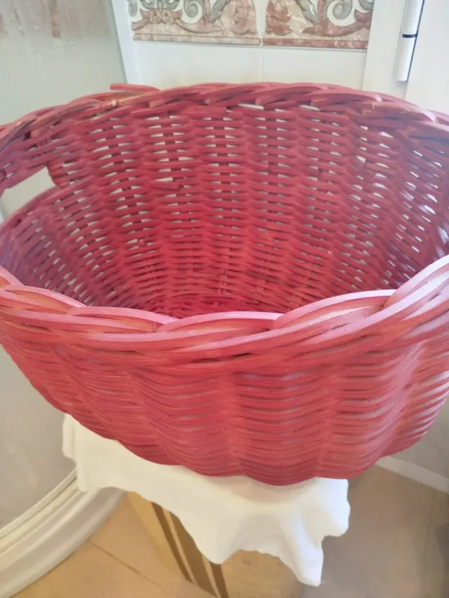 Cesta grande de madera roja
