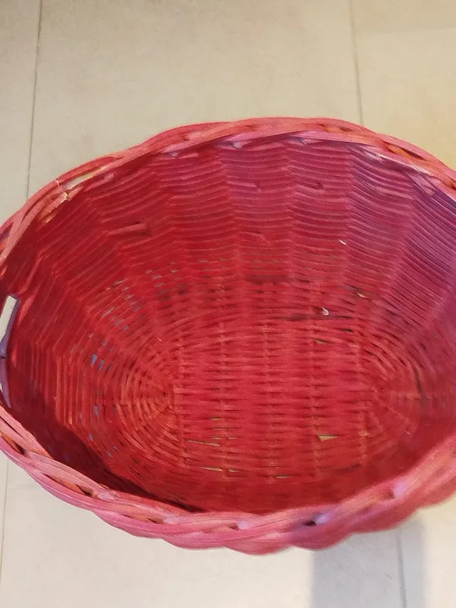 Cesta grande de madera roja