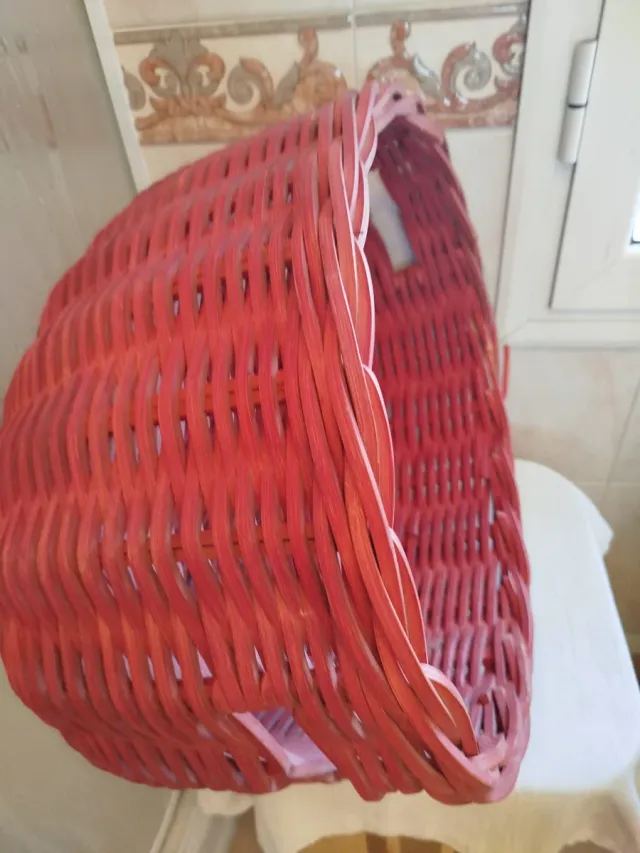 Cesta grande de madera roja