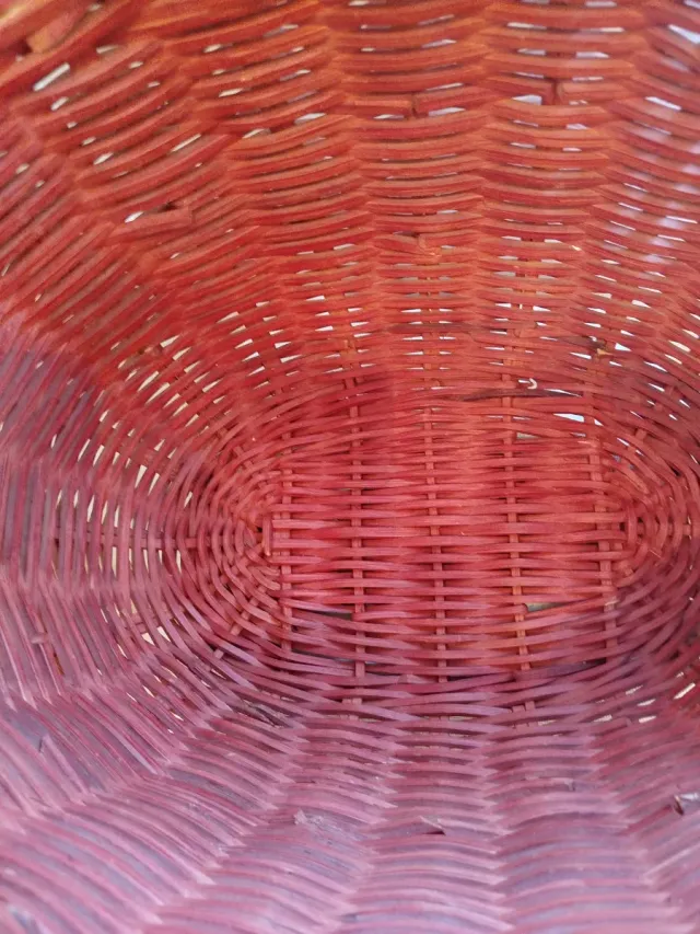 Cesta grande de madera roja