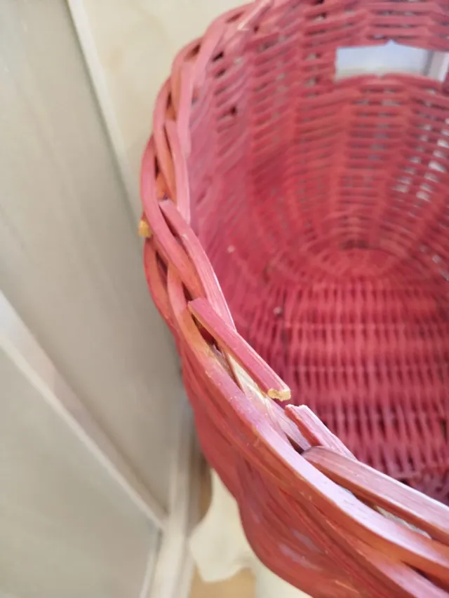 Cesta grande de madera roja