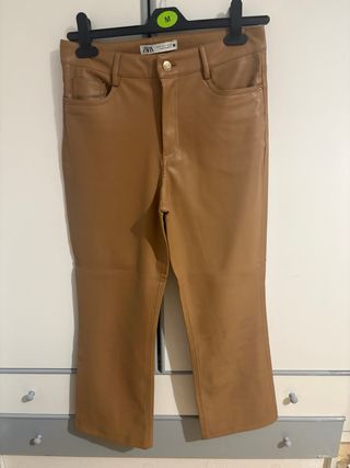 Pantalón efecto piel marrón Zara Talla M