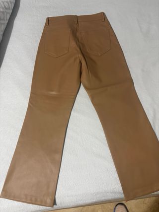 Pantalón efecto piel marrón Zara Talla M