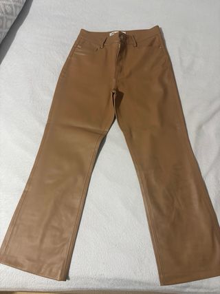 Pantalón efecto piel marrón Zara Talla M