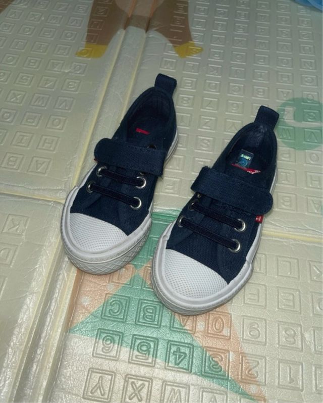 Zapatillas Levi's para niño. Talla22.