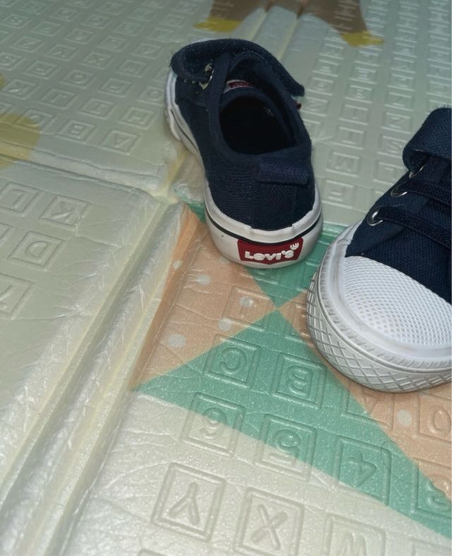 Zapatillas Levi's para niño. Talla22.