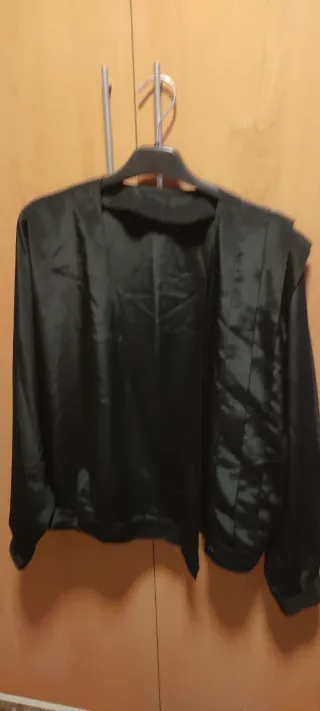 Chaqueta de raso negra